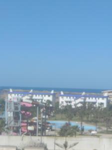 uma vista para um parque aquático numa cidade em Family House em Kenitra