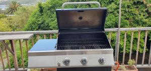 - un barbecue installé au-dessus d'un balcon dans l'établissement Hout Bay Sea View, au Cap