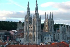 una gran catedral con dos torres en una ciudad en Catedral Centro- 4 plazas, en Burgos