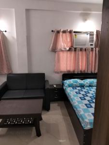 Piccola camera con letto e divano. di Darbar Villa a Bodh Gaya