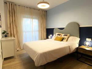 Un dormitorio con una cama grande y una ventana en Chill-out # Piscina todo el año # Playa a 650m en Vera