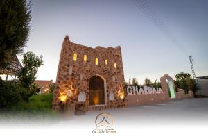 een gebouw met lichten aan de zijkant bij La Villa Tezribt in Ghardaïa