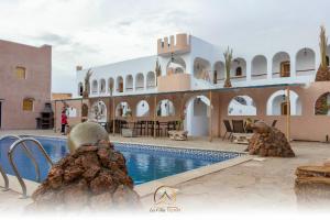 un complejo con piscina y un edificio en La Villa Tezribt en Ghardaïa