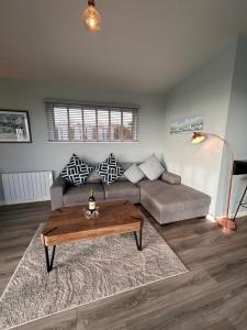 ein Wohnzimmer mit einem Sofa und einem Couchtisch in der Unterkunft Dunmore East Ocean View Suite in Dunmore East