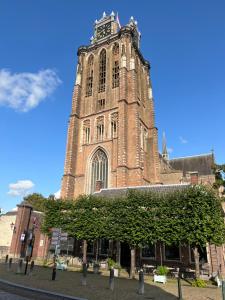 ドルドレヒトにあるApartment Lange Geldersekade 3, Dordrecht 80 m2の時計塔がそびえる高層ビル