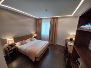 Postel nebo postele na pokoji v ubytování Outside Boutique Hotel