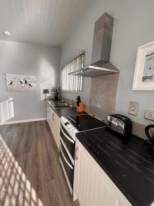 Ett kök eller pentry på Dunmore East Ocean View Suite