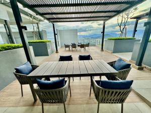 - une terrasse avec une table et des chaises dans un bâtiment dans l'établissement Neu Suites, à Kuala Lumpur