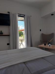 a bedroom with a large bed and a window at Tres Deseos in Villa Cura Brochero +56 photos