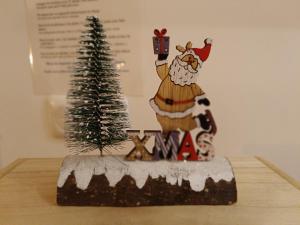 a christmas decoration of a santa claus and a christmas tree at Le Chant des Vagues in Audinghen