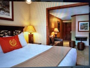 sypialnia z łóżkiem i salon w obiekcie Westgate Canyons Resort Park City w mieście Snyderville