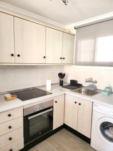 Kuchnia lub aneks kuchenny w obiekcie Fuengirola & sea views by ELE Apartments