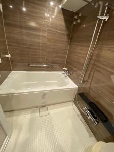 富士市にあるMR TOMO FUJIのトイレ付きの浴室にある白い浴槽