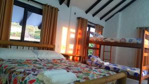 1 dormitorio con 1 cama y 1 litera en Cabaña Recinto del Pensar, en Santa Marta