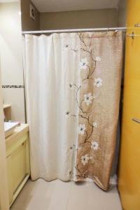a bathroom with a shower curtain with flowers on it at Cambacuá La Rural in Buenos Aires
