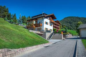 une maison à flanc de colline dans l'établissement Apartment Sellablick, à Ortisei