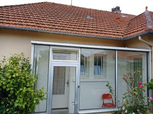 een glazen schuifdeur van een huis bij Maison de vacances très agréable LA BAULE in La Baule