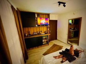 1 dormitorio con 2 personas en una cama en Apartments Ivangrad, en Berane