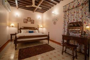 um quarto com uma cama e uma lareira em Cavalry Villa bikaner em Bikaner