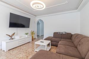 TV a/nebo společenská místnost v ubytování Flatguest Sonneland Suite