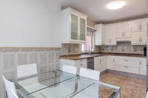 Kuchyň nebo kuchyňský kout v ubytování Flatguest Sonneland Suite