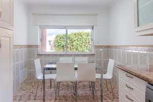 Kuchyň nebo kuchyňský kout v ubytování Flatguest Sonneland Suite