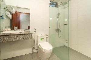 un bagno con wc, lavandino e doccia di Phú An Hotel a Da Nang