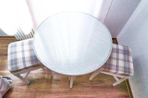a white table and two chairs in a room at Family room by Interlaken Parking in Därligen