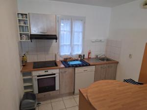 a small kitchen with a sink and a stove at maison agréable pour 6 a 5 mm de Disney in Magny-le-Hongre