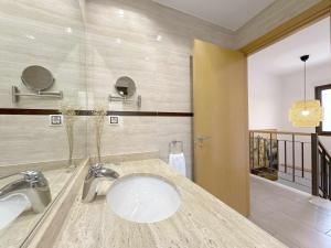 ein Bad mit einem Waschbecken und 2 Waschbecken in der Unterkunft Casa Jimena in Avila + 25 Fotos