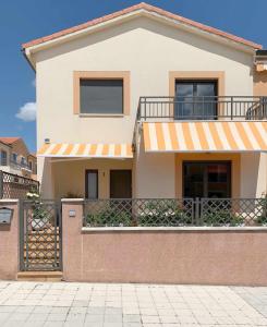 une maison avec une clôture devant elle dans l'établissement Casa Jimena, à Ávila