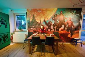 una sala da pranzo con un meraviglioso murale di EDLER WOHNRAUM Disney Marvel Studio mit Boxspringbett, Netflix, Einbaukaffeevollautomat, Terrasse & Lift a Chemnitz