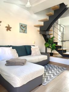 - un salon avec un canapé et un escalier dans l'établissement Dream Holiday Las Americas, à Playa de las Americas