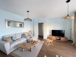 ein Wohnzimmer mit einem Sofa und einem Couchtisch in der Unterkunft Casa Pepita by the sea in Torrenueva