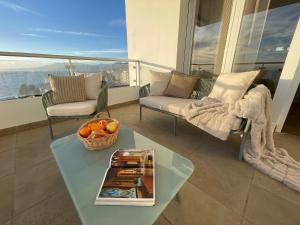 ein Wohnzimmer mit einem Tisch und einem Sofa in der Unterkunft Casa Pepita by the sea in Torrenueva