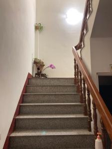 eine Treppe in einem Haus in der Unterkunft 東海旅社 有匯款才會留房喔 in Shuili