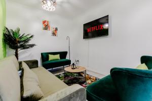 a living room with a couch and two chairs at 5BR House, Free Parking offA12, Contractor, Big Families, Relocation in Redbridge