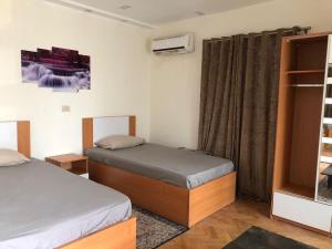 Un pat sau paturi într-o cameră la Luxury apartment in Mohandiseen