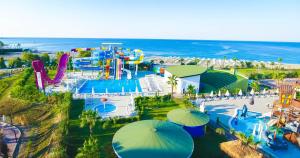 Skats uz peldbaseinu naktsmītnē Raymar Resort & Aqua Ultra All Inclusive vai tās tuvumā