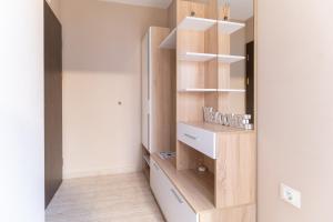 Cette chambre dispose d'un placard avec des étagères en bois. dans l'établissement City Central 1-Bed Apartments, à Plovdiv