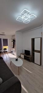 een woonkamer met een bank en een tafel bij Titan 4 Residance in Boekarest
