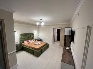 1 dormitorio con 1 cama y TV en Apartament 1 camera Brăila(hipodrom) en Brăila