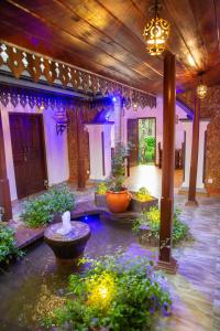 een binnenplaats met een fontein en bloemen in een gebouw bij Sea Turtles Bungalow in Bentota