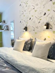 a bedroom with a bed with a floral wallpaper at Comfort Apartment In Narva City Center in Narva