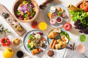 福岡市にあるTHE BASICS FUKUOKAの食べ物と飲み物の盛り合わせ
