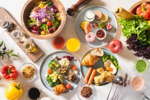 THE BASICS FUKUOKA في فوكوكا: طاولة مليئة بأطباق الطعام والمشروبات