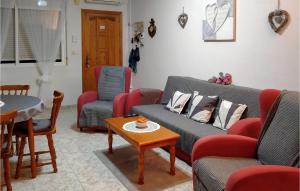 salon z kanapą, krzesłami i stołem w obiekcie 3 Bedroom Cozy Home In San Pedro Del Pinatar w mieście San Pedro del Pinatar