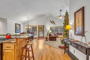 een open keuken en een woonkamer met een kerstboom bij Gosling - Unit 6 in Sunriver