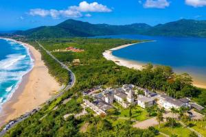 eine Luftansicht eines Resorts am Strand in der Unterkunft Acqua Floripa Morro das Pedras SC in Florianópolis