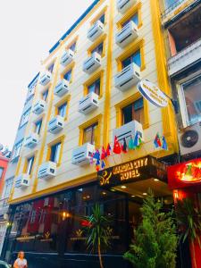 un gran edificio amarillo con un hotel en MARDİA CİTY OTEL en Estambul